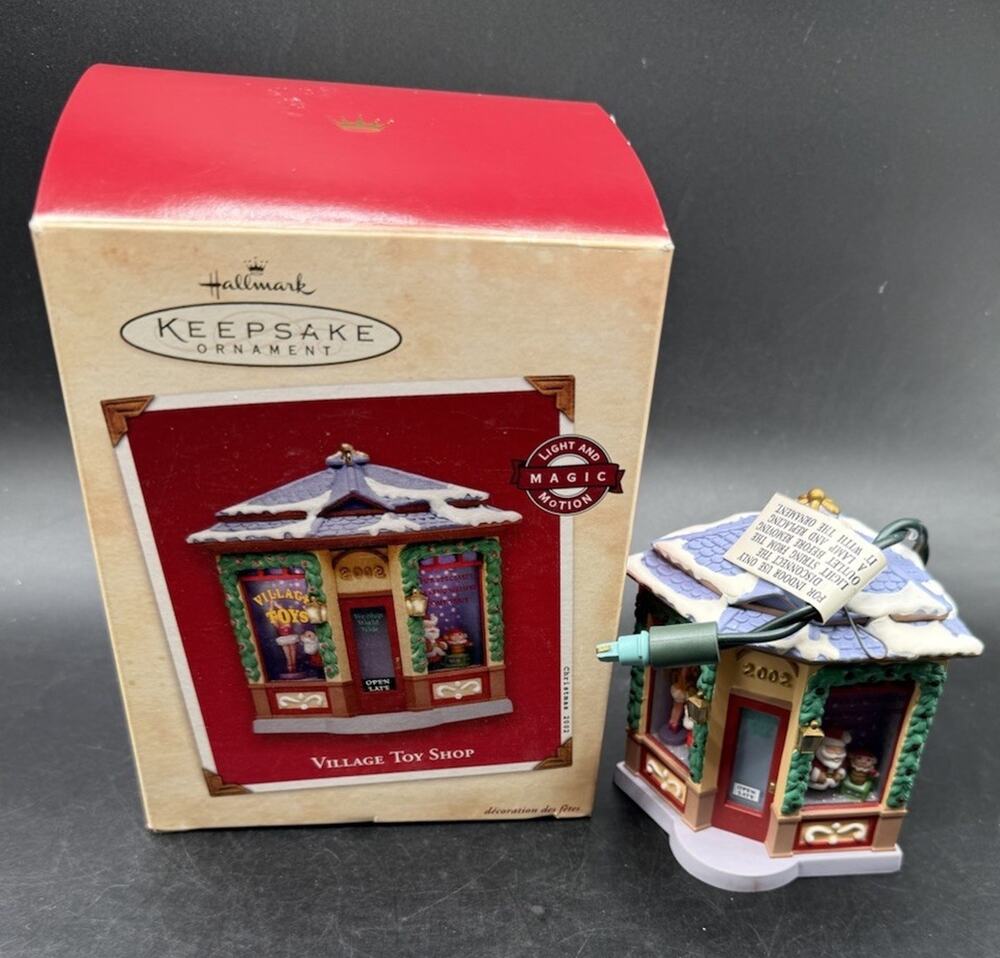 2002 Hallmark Keepsake Ornament Village Toy Shop Magic Light Motion -31D